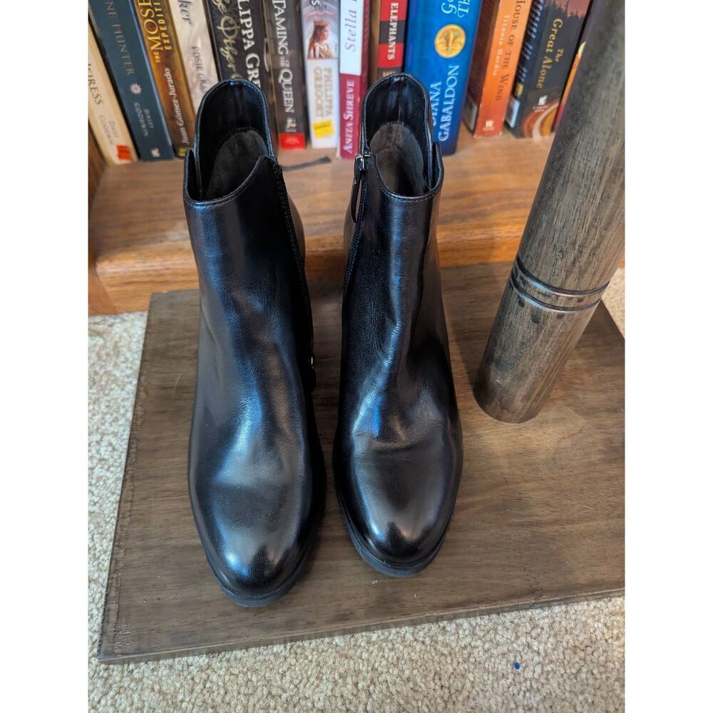 NWOB Regarde Le Ciel Women's Size 38 US 8 Black Leather Ankle Booties Boots
